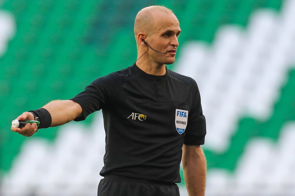 صاحب موقعة الهلال والعين الشهيرة .. من هو أدهم مخادمة حكم لقاء الهلال والأهلي؟