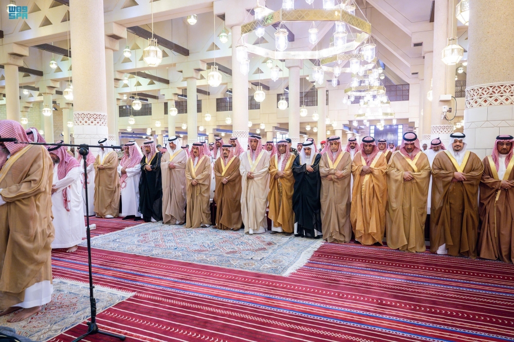 أمير الرياض ونائبه يؤديان صلاة الميت على الأمير ناصر بن فهد بن عبدالله بن سعود بن فرحان آل سعود