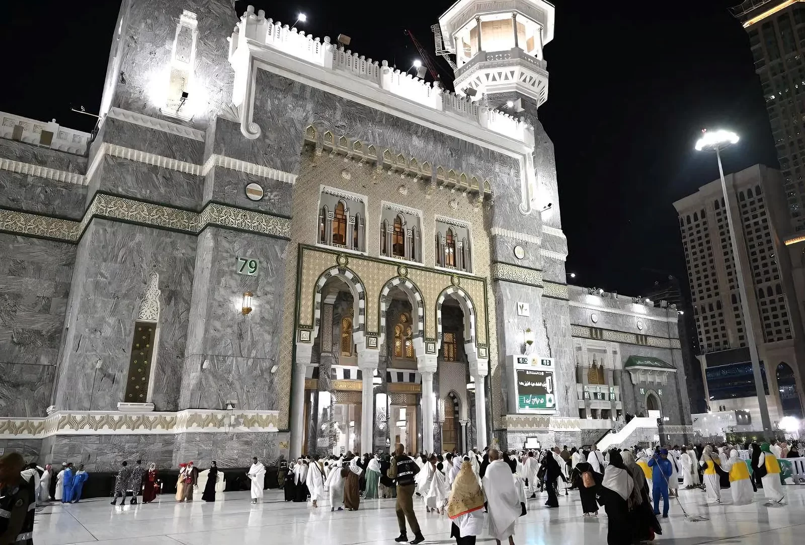 شؤون الحرمين لضيوف الرحمن: حافظوا على نظافة المصليات وتجنُّبوا الجلوس في الممرات