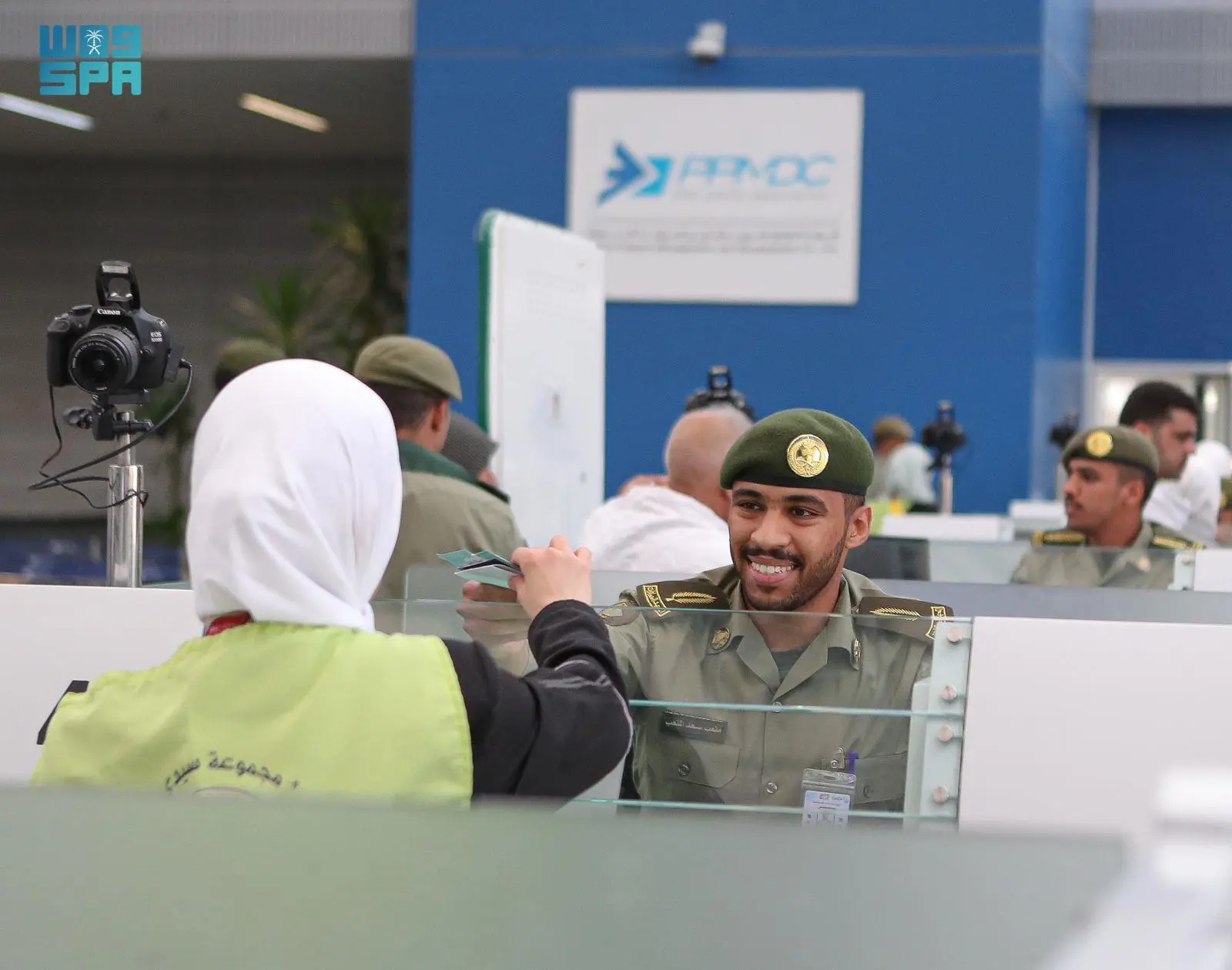 جوازات مطار الملك عبدالعزيز تستقبل أولى رحلات حجاج سوريا