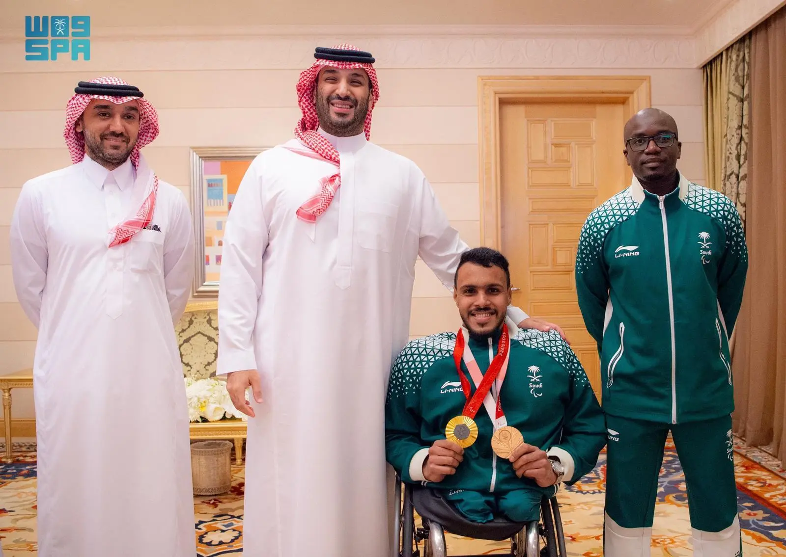 ولي العهد يستقبل لاعب المنتخب السعودي لألعاب القوى البارالمبية عبدالرحمن القرشي