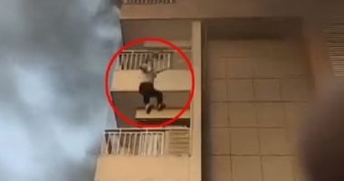 لحظة نجاة امرأة بالهند بعد سقوطها من الطابق الخامس هربًا من الحريق.. فيديو – سبق 24