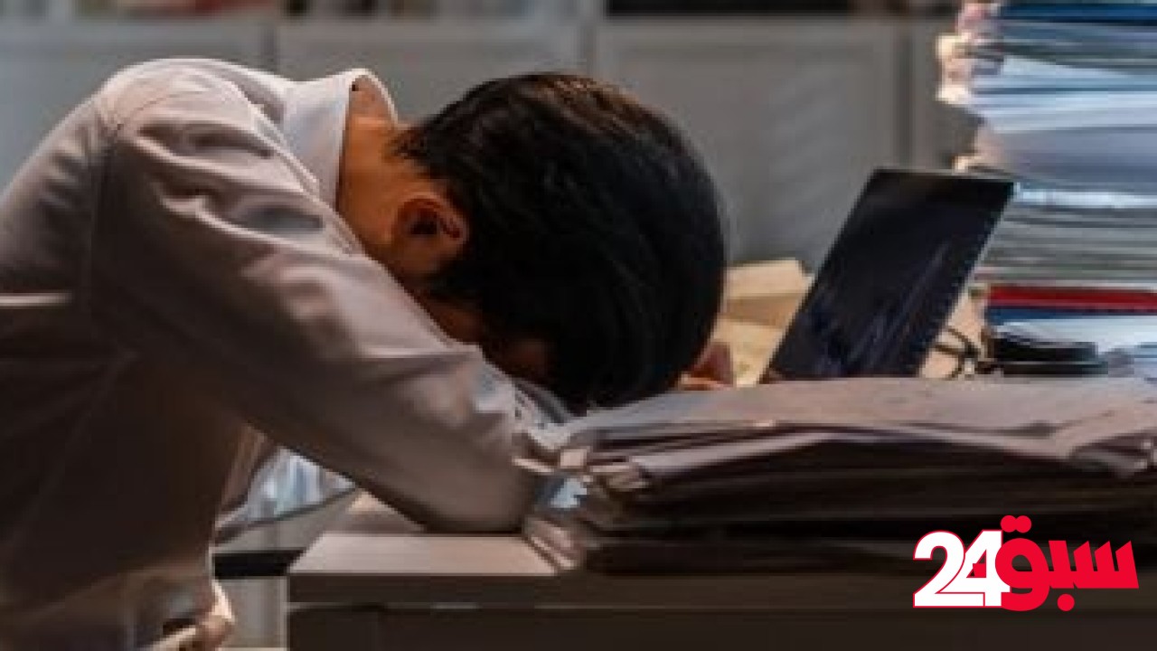 وفاة معلم صيني بمكتبه بعد ضغوط العمل الإضافي لـ400 طالب بمركز دروس خصوصية – سبق 24