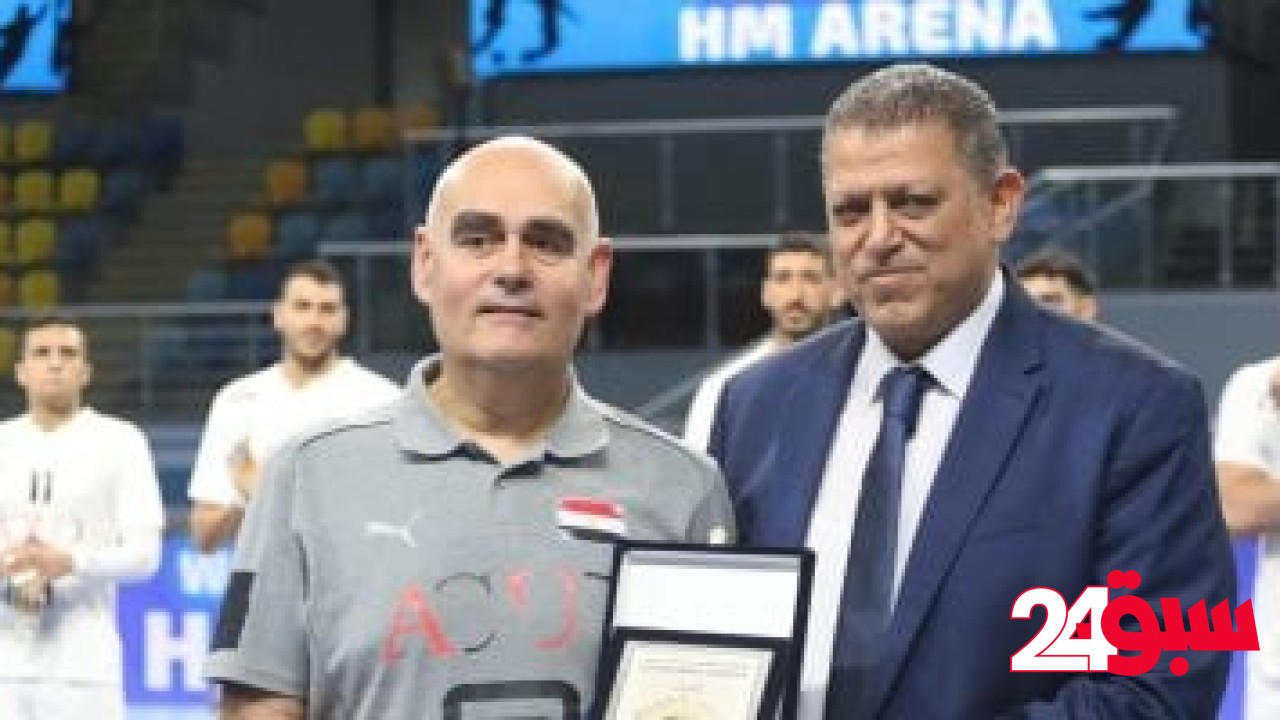 خالد فتحي يهدي باستور درع اتحاد اليد – سبق 24
