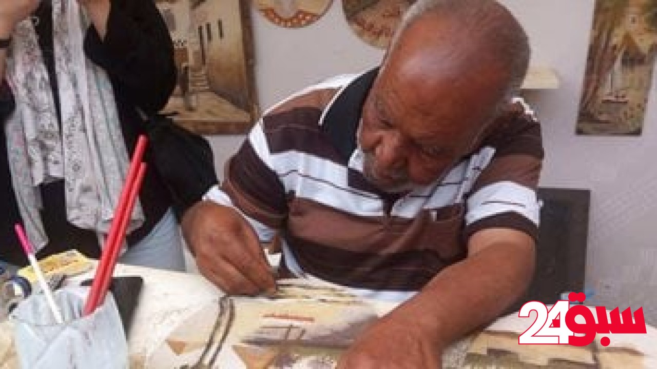 برمل الواحات الملون.. أحمد بيرسم لوحات فنية مبهجة بتعبر عن الحياة المصرية – سبق 24