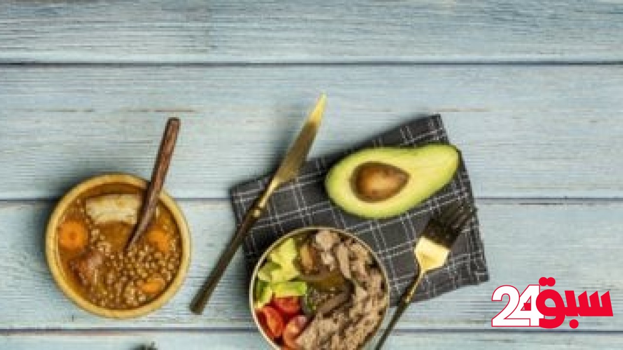 طريقة عمل سلطة العدس الأسود بالتونة والأفوكادو فى طبق واحد – سبق 24