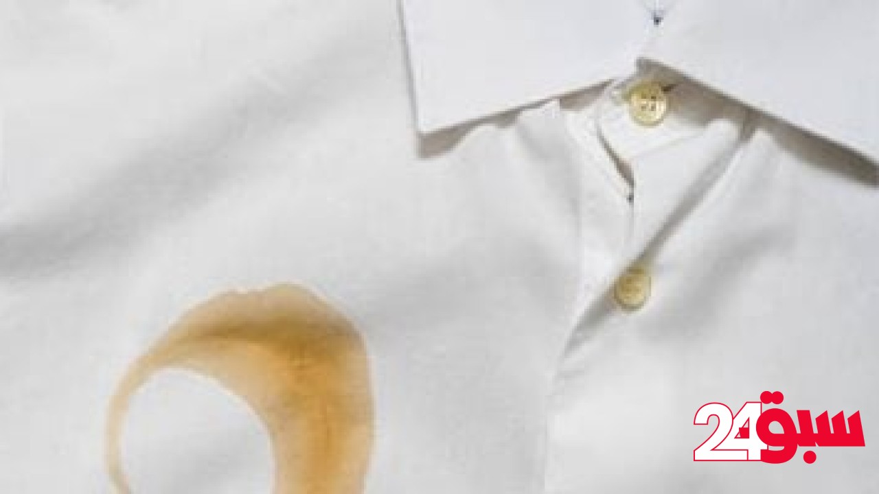 6 طرق سهلة للتخلص من بقع المكياج والطماطم من الملابس البيضاء – سبق 24
