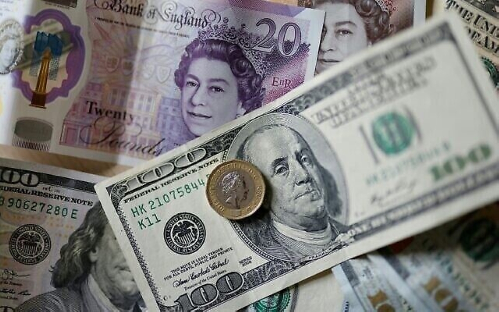 سعر الدولار يرتفع مع انكماش الاقتصاد الأمريكي في 3 شهور