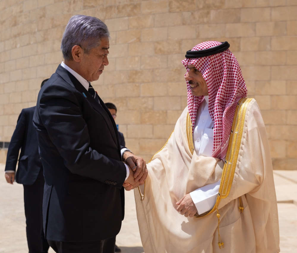 وزير الخارجية يبحث تعزيز العلاقات مع نظيره الياباني