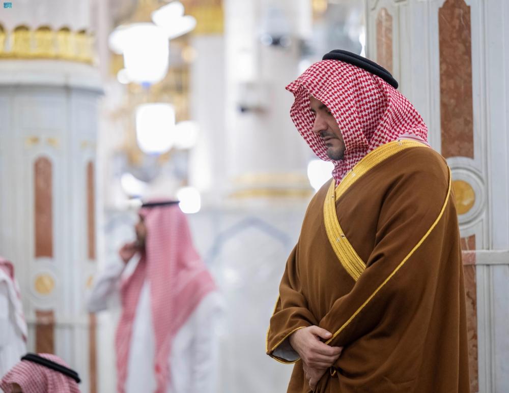 وزير الداخلية يزور المسجد النبوي ويؤدي الصلاة في الروضة الشريفة