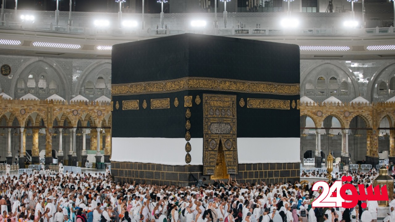 رفع كسوة الكعبة استعدادًا للحج.. حماية سنوية تُجسد عناية المملكة بالحرمين