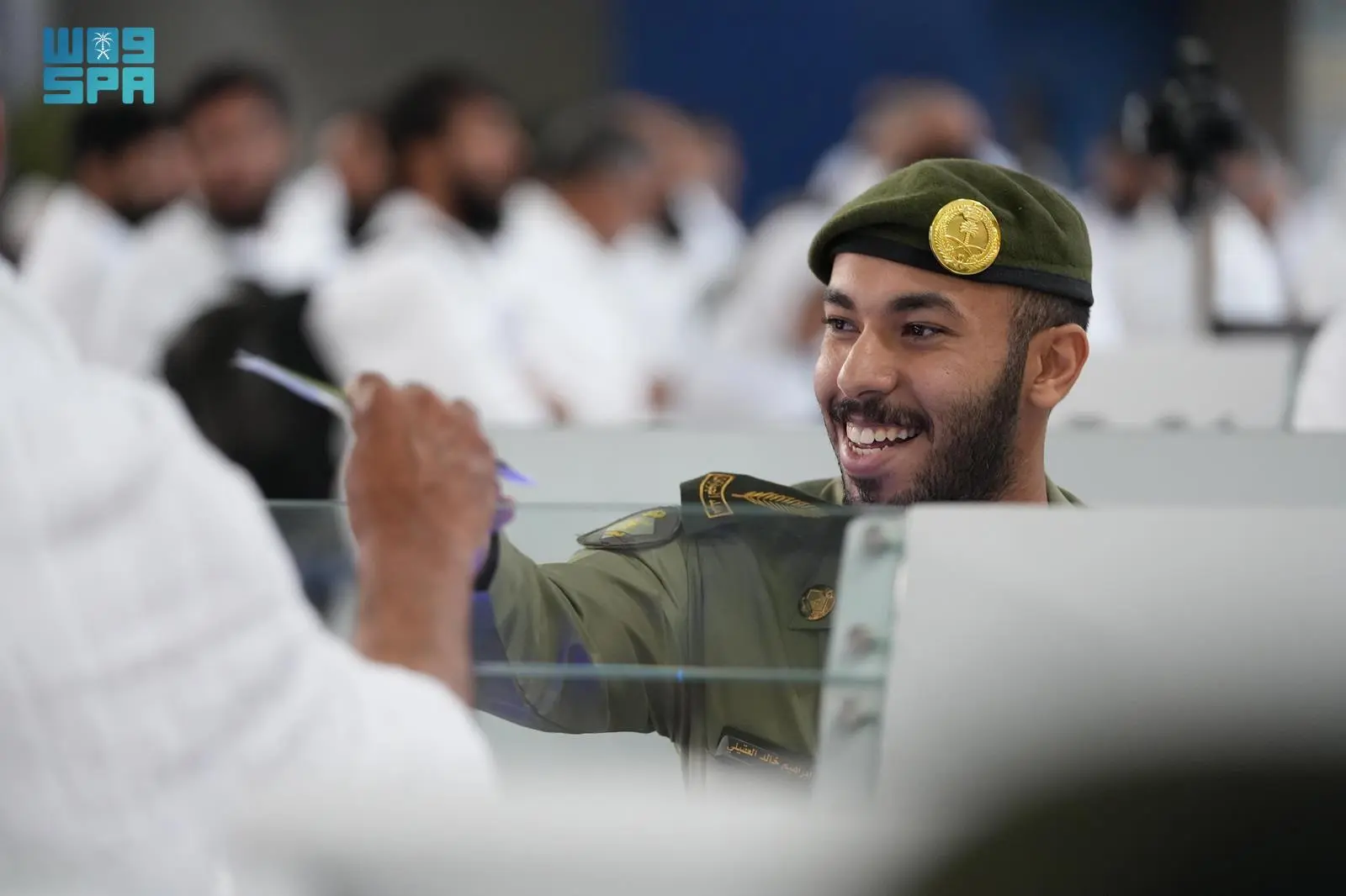 جوازات مطار الملك عبدالعزيز تواصل استقبال رحلات ضيوف الرحمن القادمين لأداء حج 1446
