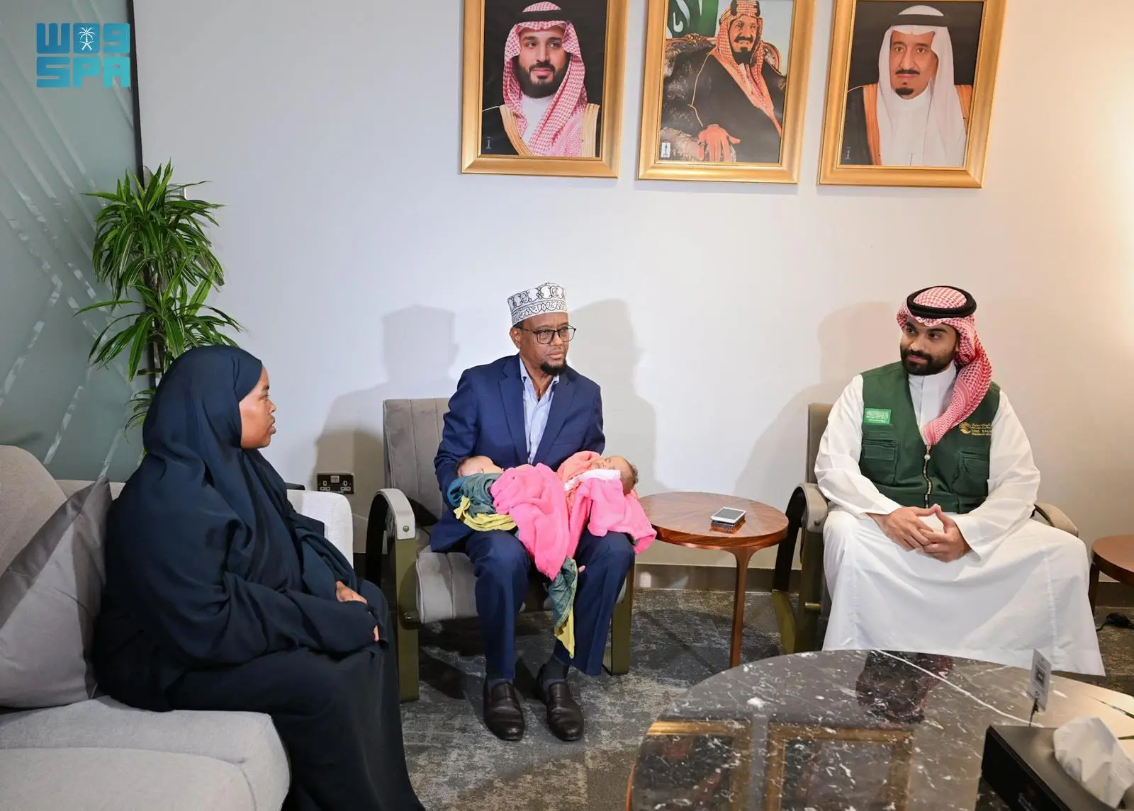 إنفاذًا لتوجيهات الملك سلمان وولي العهد.. وصول التوأم الصومالي رحمة ورملا إلى الرياض