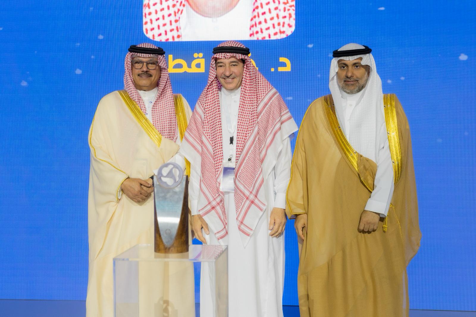 وزير الصحة يكرم خالد القطَّان رائد زراعة الرئة في السعودية