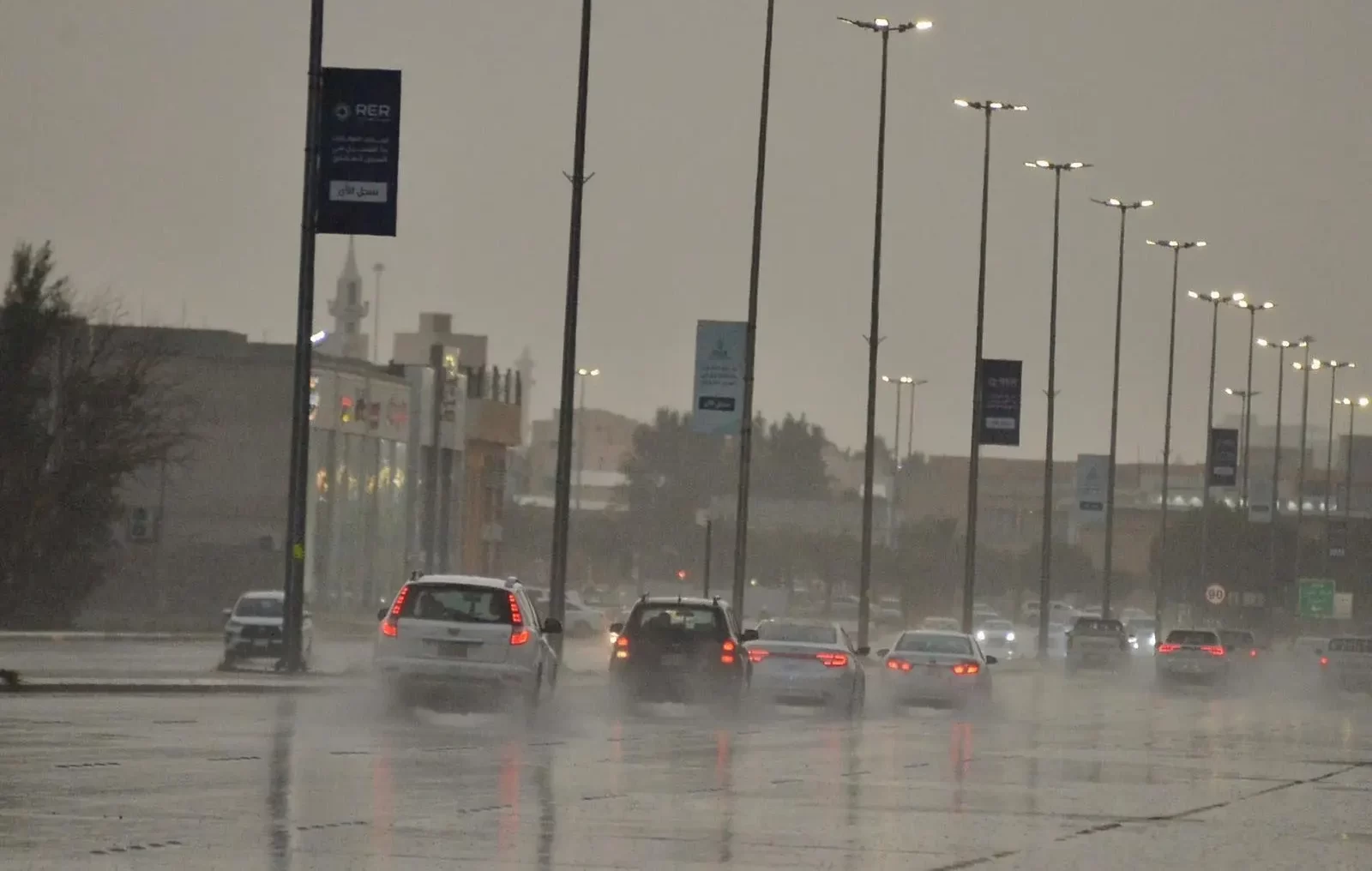 توقعات الطقس اليوم: أمطار رعدية وسيول على 10 مناطق