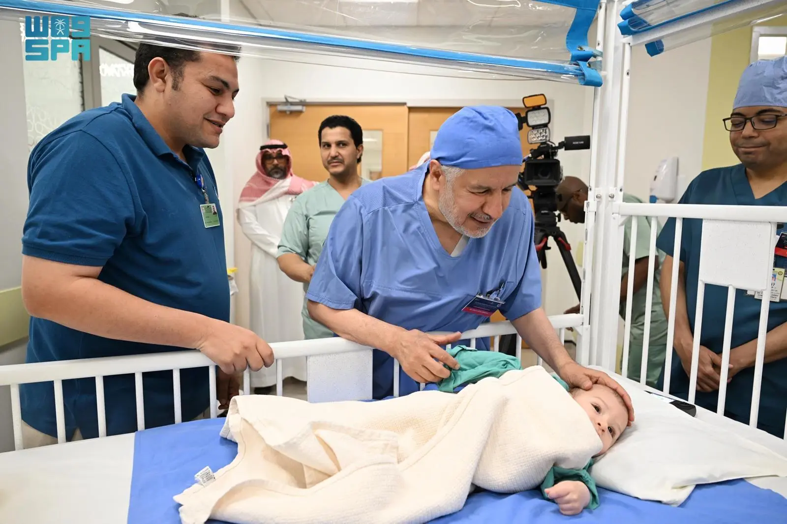 بدء عملية فصل التوأم الطفيلي المصري محمد عبدالرحمن جمعة