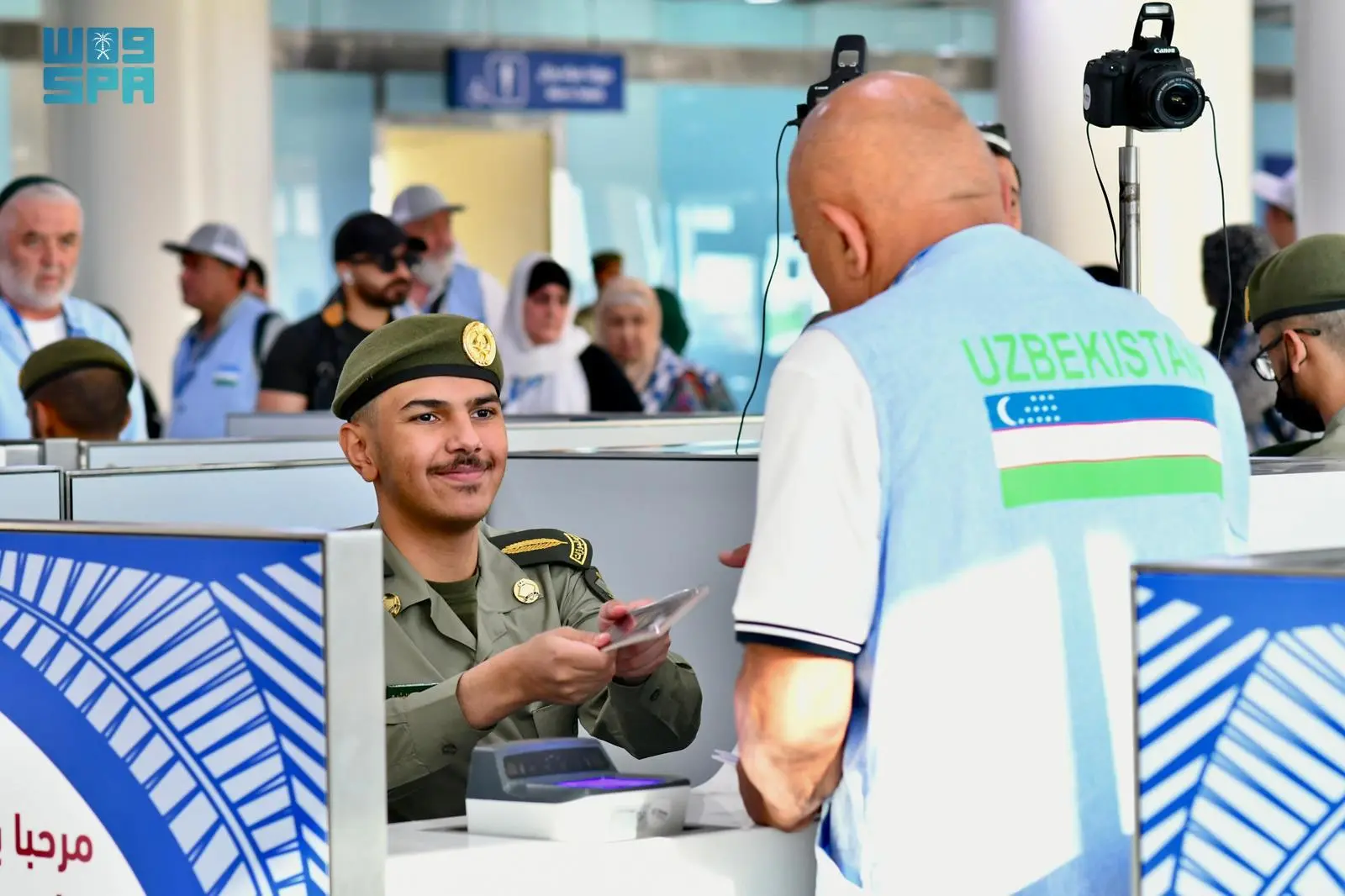 جوازات مطار الأمير محمد بن عبدالعزيز تستقبل أولى رحلات حجاج أوزبكستان