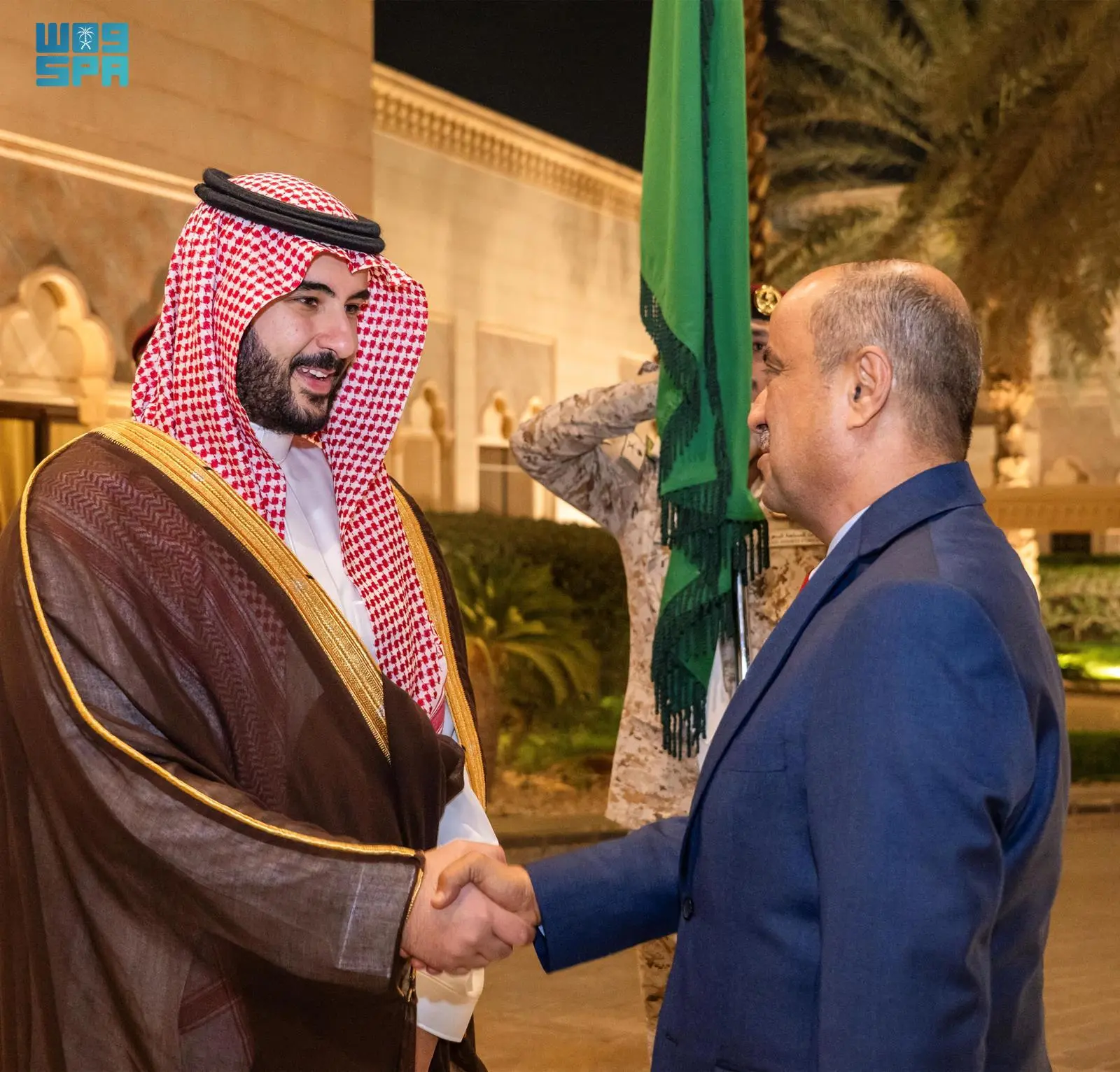 خالد بن سلمان يستعرض العلاقات الأخوية مع رئيس الوزراء اليمني