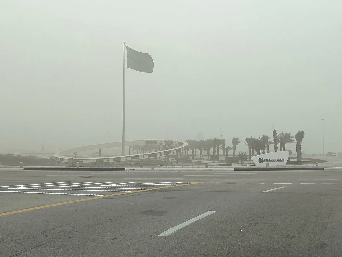 <p>بالتأكيد، إليك عدة صياغات احترافية للعنوان تتوافق مع معايير أخبار جوجل وتجذب القارئ:</p>
<p><strong>الخيار الأفضل (يجمع بين التحذير والتفاصيل):</strong></p>
<ul>
<li><strong>موجة حارة تضرب الشرقية.. والأرصاد تكشف عن مدتها ودرجات الحرارة المتوقعة.</strong></li>
</ul>
<p><strong>خيارات أخرى ممتازة:</strong></p>
<ul>
<li><strong>موجة حارة قادمة.. الأرصاد تصدر تنبيهاً عاجلاً لسكان المنطقة الشرقية بالمملكة.</strong></li>
<li><strong>موجة حارة عنيفة.. تحذير جوي من الأرصاد لسكان المنطقة الشرقية هذه الأيام.</strong></li>
<li><strong>موجة حارة تبدأ غداً.. الأرصاد توجه نصائح هامة لسكان المنطقة الشرقية.</strong></li>
</ul>